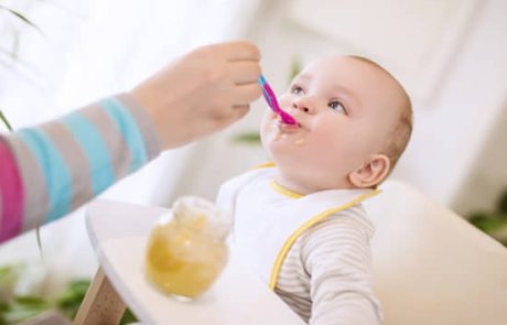 אוכל לתינוקות – כך תדעו מה המזון המתאים לכל גיל של התינוק