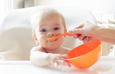 כמה תינוק צריך לאכול? סימנים לכך שהתינוק שלך אוכל מספיק